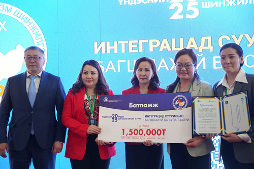 Багш нарын үндэсний шилдэг илтгэлийн уралдааныг Сэлэнгэ, Баянхонгор аймгийн багш нар тэргүүллээ